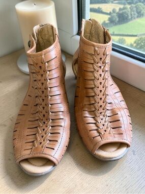 Earth Leather Peep Toe Booties Brown Cutout Comfort Heels Size 7